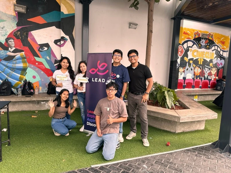 Estudiantes participando en evento LEAD UPN - Educación STEM y desarrollo social